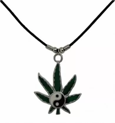 Halskette mit Hanfblatt Yin Yang Motiv