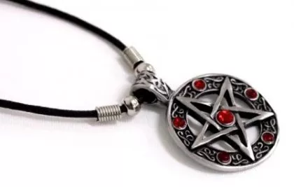 Halskette Pentagramm mit roten Steinchen