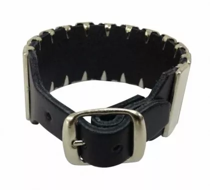 Armband mit flachen Nieten