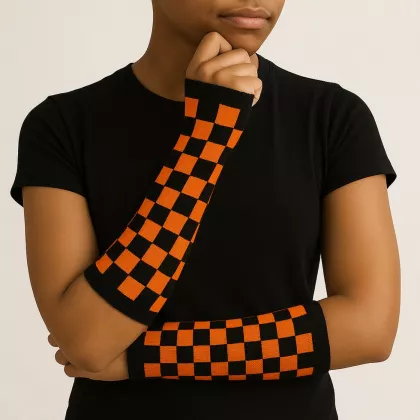 Armstulpen mit schwarz orangenem Schachmuster