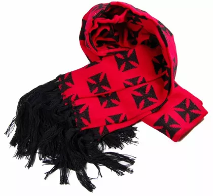 kleine eiserne Kreuze auf rotem Untergrund | Set bestehend aus Schal, Beanie und Handschuhe