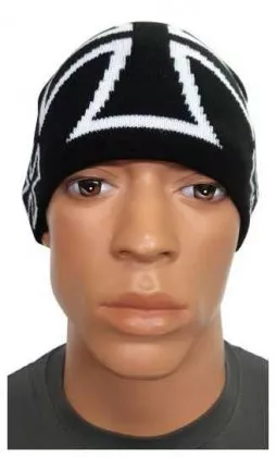 Schwarze Beanie mit Eisernem Kreuz