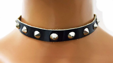 Pointed Studs Lacquer Choker