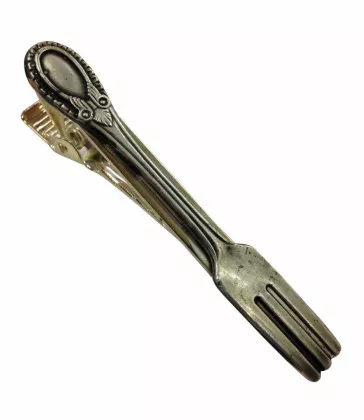 Silberfarbene Gabel auf Krawattennadel