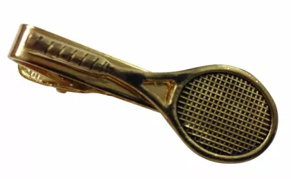 Tennischläger in Goldfarben auf Krawattennadel