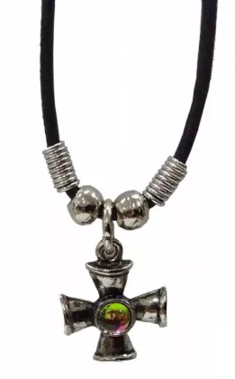 Halskette mit Kreuz und Stein