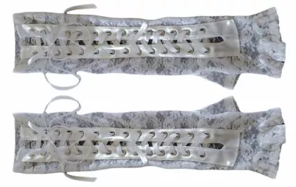 Elegante Armstulpen aus elastischer Spitze in weiß