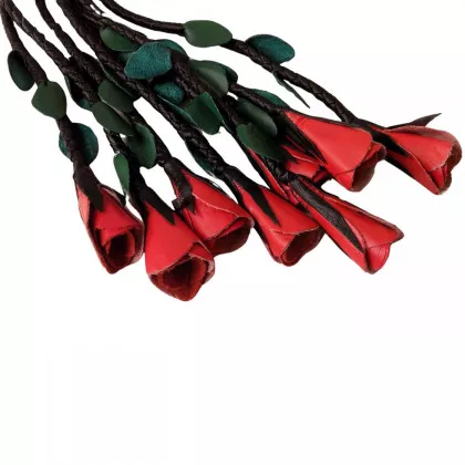 Lederpeitsche Flogger Schwarz Rot mit 9 Rosen