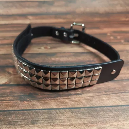 Halsband mit kleinen Pyramidennieten | Kunstleder
