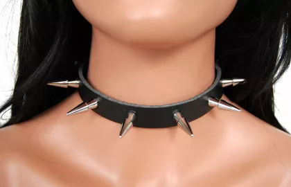 Lederhalsband mit doppelter Killerniete