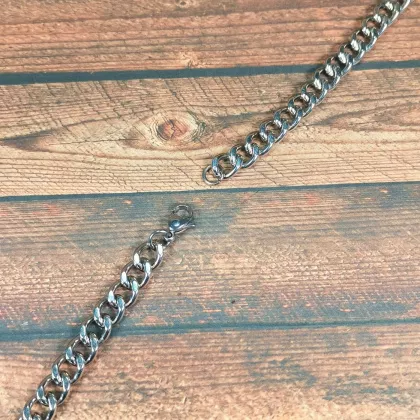 Stilvolle Edelstahl Halskette Mit Geschliffenen Kanten