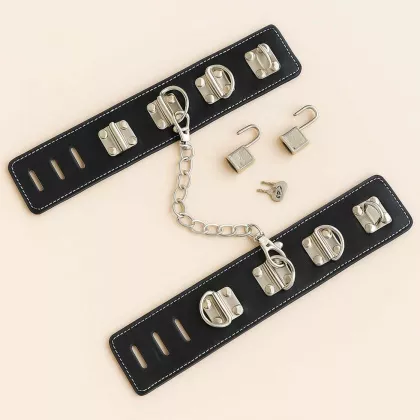 Kunstleder-Handschellen mit Kette | BDSM Accessoire