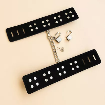 Kunstleder-Handschellen mit Kette | BDSM Accessoire