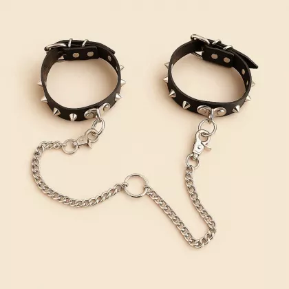 Größenverstellbare Leder-Handschellen mit Spitznieten & Kette