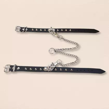 Größenverstellbare Leder-Handschellen mit Spitznieten & Kette