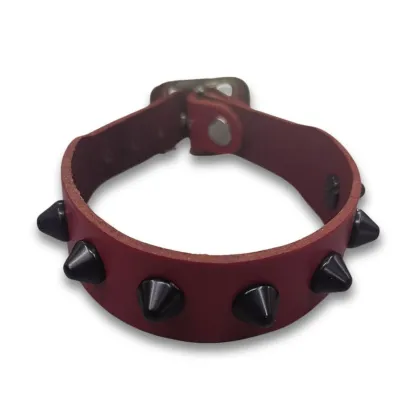 Lederarmband mit schwarzen Spitznieten