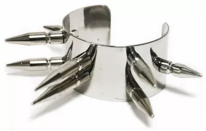Armspange mit Killercone Nieten
