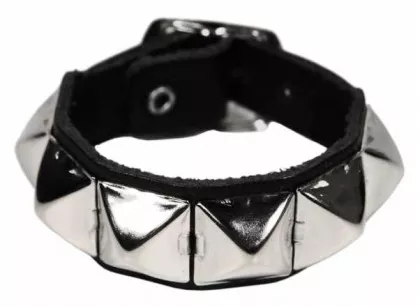Armband mit Pyramidennieten