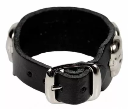 Armband mit Totenkopfnieten