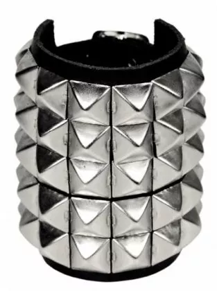 5 Reihen Pyramidennieten Armband