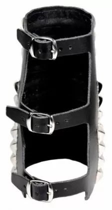Leder Armband mit 100 Pyramidennieten
