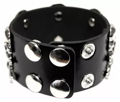 Armband mit Totenkopfnieten | Kunstlederarmband