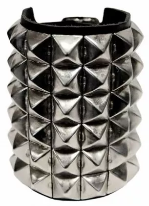 6 Reihen Pyramidennieten Armband