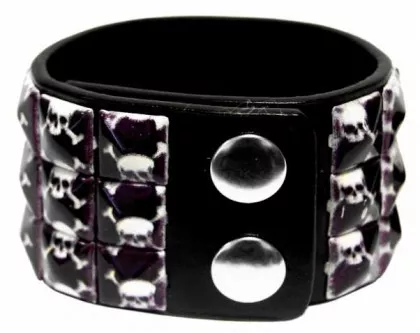 Bedrucktes Nietenarmband Totenköpfe