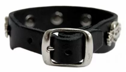 Armband mit kleinen Totenkopfnieten