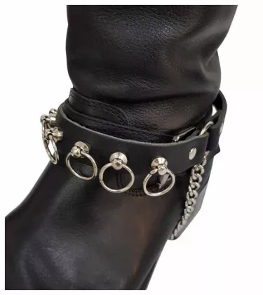 Schwarze Stiefelbänder mit Ringnieten