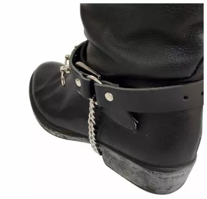 Schwarze Stiefelbänder mit Ringnieten