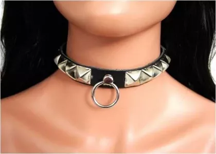 Pyramidennieten & Ring Leder Choker
