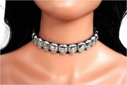 Totenkopfnieten Leder Choker
