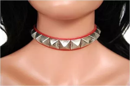 Pyramidennieten (Rot) Leder Choker