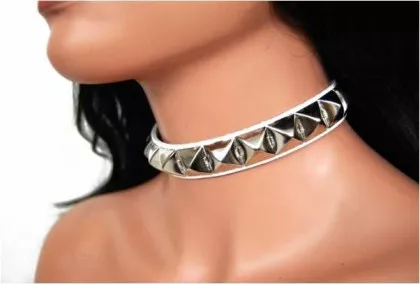 Pyramidennieten (Weiß) Leder Choker