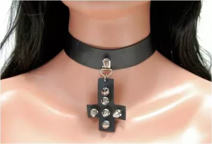Killernieten Kreuz Leder Choker