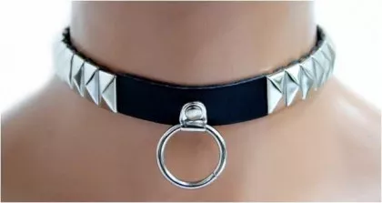 Pyramidennieten mit Ring der O - Choker