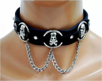 Totenköpfe, Spitznieten und Ketten Leder Choker