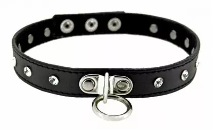 Ring und schimmernde Steinchen Choker