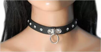 Ring und schimmernde Steinchen Choker