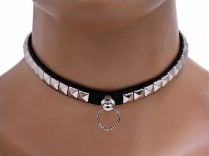 Choker aus Kunstleder mit Mini Pyramidennieten & Ring