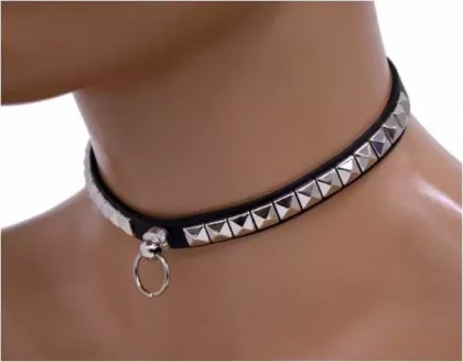 Choker aus Kunstleder mit Mini Pyramidennieten & Ring