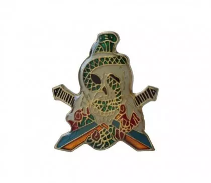 Anstecker Totenkopf Schwert