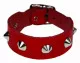 Rotes Armband mit Spitznieten