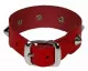 Rotes Armband mit Spitznieten
