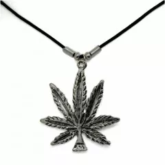 Halskette mit Hanfblattmotiv