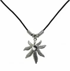 Halskette Yin Yang und Hanfblatt Motiv