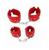 Rotes Bondage Set mit flauschigem Innenpolster