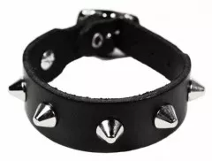 Armband mit Spitznieten
