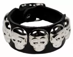 Armband mit Totenkopfnieten